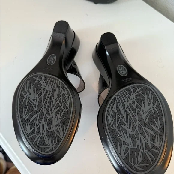 Sofft Women's Black Patent Sandals with Gold Accents - Picture 6 of 6